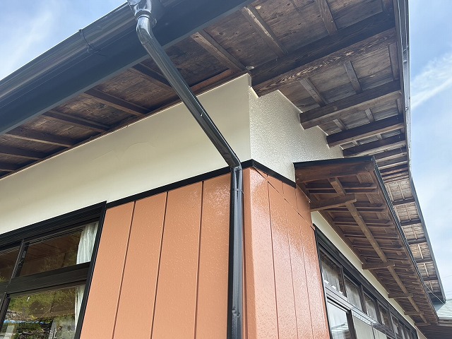 駒ヶ根市で塗装工事、雨樋や鼻隠し、霧除けなどの付帯部への塗装工程のご紹介
