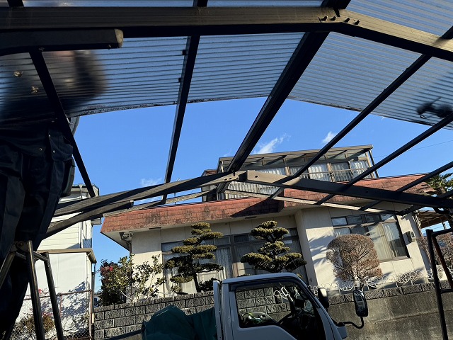 ポリカ屋根張り替え工事で既存カーポート屋根を撤去している様子