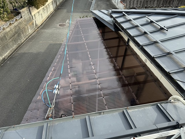 下伊那郡高森町で激しく割れていた倉庫波板屋根を新たなポリカ波板にて張り替え施工