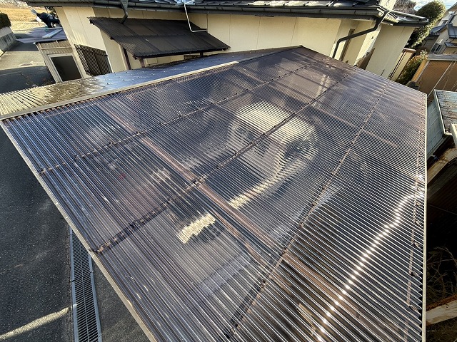 劣化で傷んだカーポート屋根へのポリカ波板張り替え工事が完了