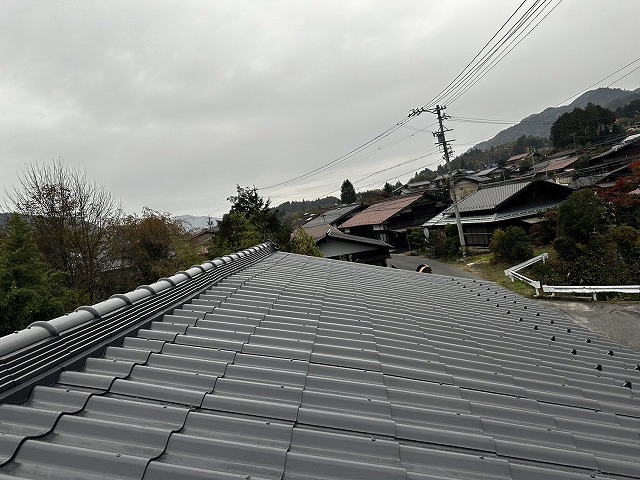 木曽郡南木曽町で遮熱性に優れるスーパーシャネツサーモSiを用いた屋根塗装仕上げ工程