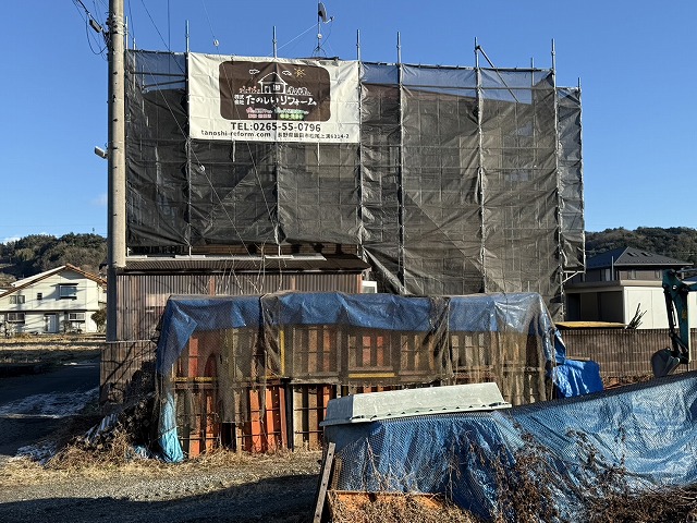 飯田市にて横葺きトタン屋根への塗装工事、安全で効率的な足場の組み立て施工