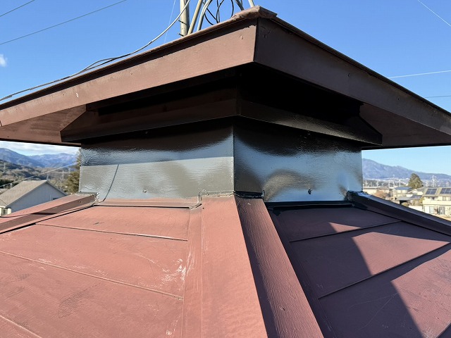 住宅屋根塗装工事の煙突立ち上がり部分への塗装