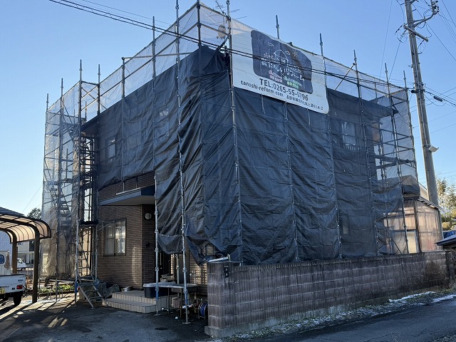 飯田市でコーキングのダメージが激しい住宅の外壁塗装工事、足場設置と施工前状況