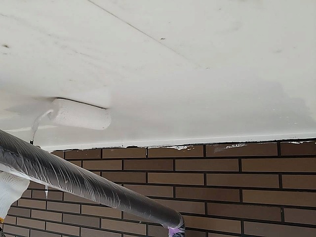 飯田市の住宅外壁塗り替え工事の軒天や鼻隠し、雨樋などに対する塗装工程の様子