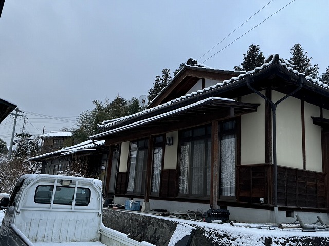 飯田市の老朽化した平屋住宅で雨樋の無料点検、積雪による変形や歪み、つららなどを確認