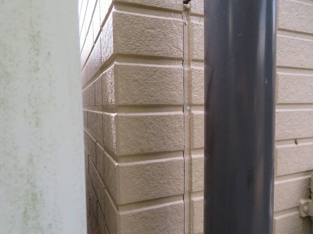 サイディング外壁の目地に充填しているコーキングが剥離している状況