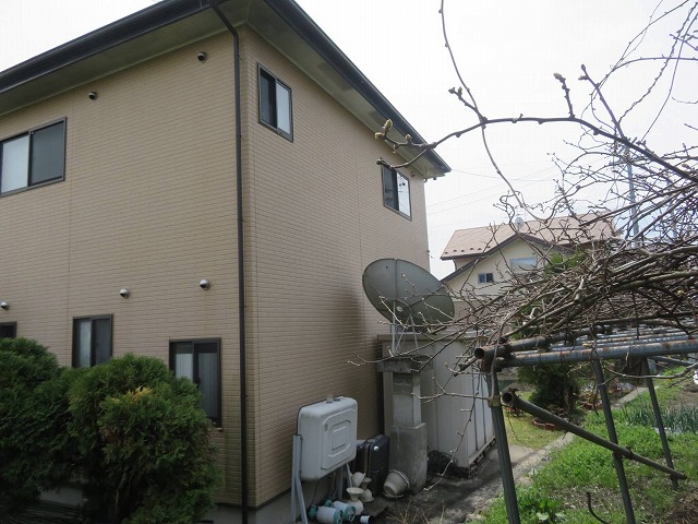 飯田市でひび割れやコーキング切れが目立っていた住宅で行う外壁塗装の足場設置工程