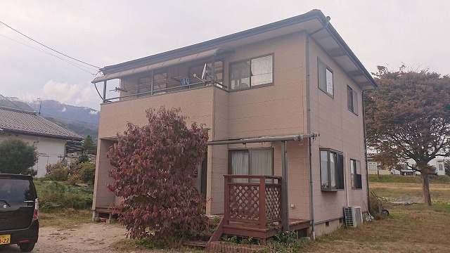 上伊那郡飯島町にて外壁と屋根の塗装工事を行います。現地調査を行いました。
