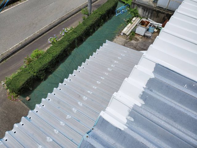 飯田市で折板（折半）屋根の塗装工事を行いました。2.雨樋補修～下塗り