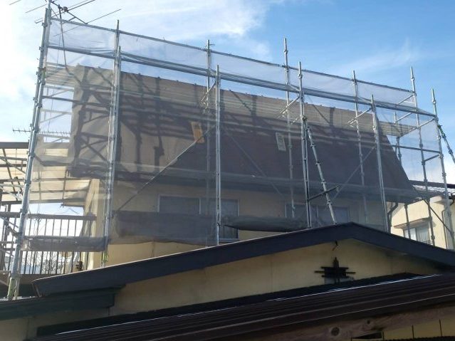 飯田市で三晃葺きのトタン屋根塗装を行います。足場設置から塗装開始までのようすです