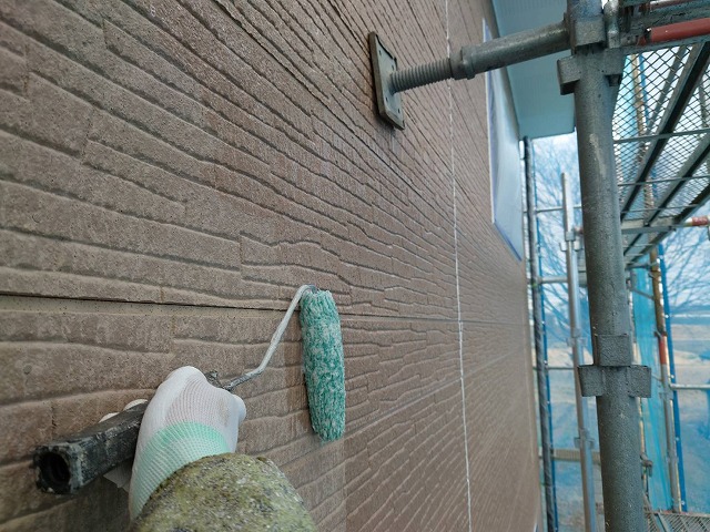 飯島町　屋根外壁塗装工事　外壁の中塗り作業が開始されました！