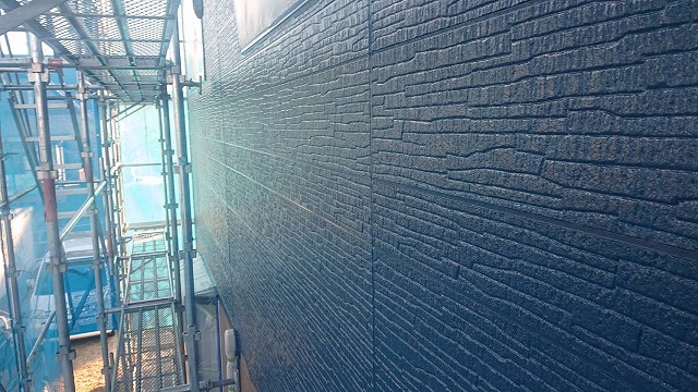 飯島町屋根外壁塗装外中塗り1