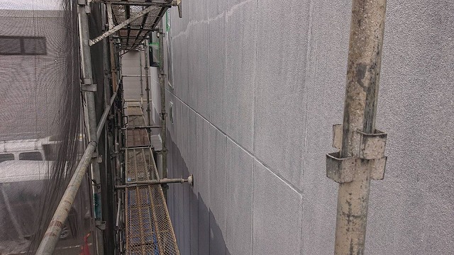 長野県塩尻市広丘吉田のアパート外壁塗装工事！！中塗りを行いました！！