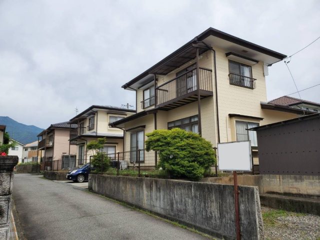 飯田市上郷黒田で借家の全面改修を行います。外壁塗装をして完成です