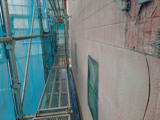 松本市のアパートの外壁と屋根の塗装工事を行っている現場です。本日より外壁の中塗り作業を行います。