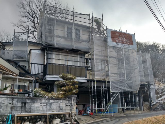 飯田市でトタン屋根とモルタル外壁の塗装を行います。下塗り作業までのようす