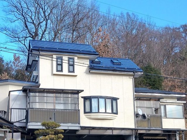 飯田市でトタン屋根とモルタル外壁の塗装を行いました。屋根塗装をして完成です