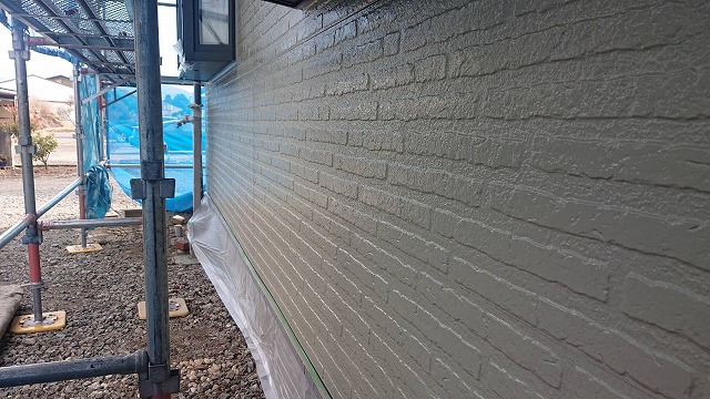 上伊那郡宮田村W邸屋根外壁塗装屋根外壁上塗り作業3