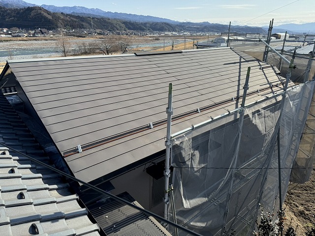 下伊那郡高森町で色あせやサビが目立っていた金属屋根への塗装工事の高圧洗浄工程