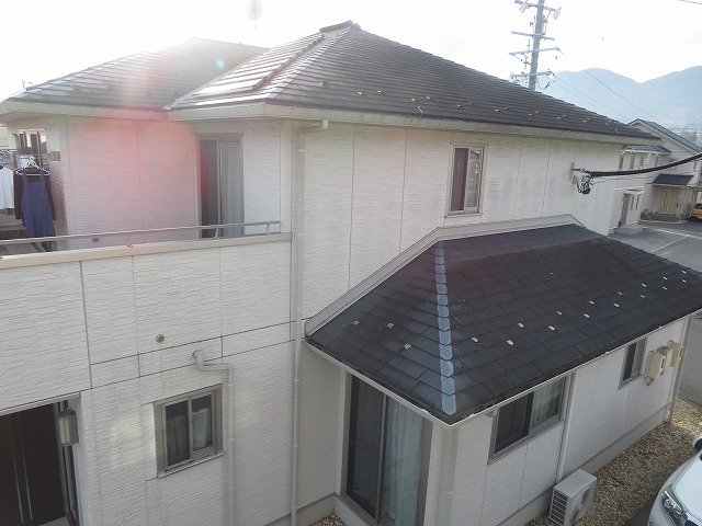 スレート屋根の色あせを確認した住宅の無料点検