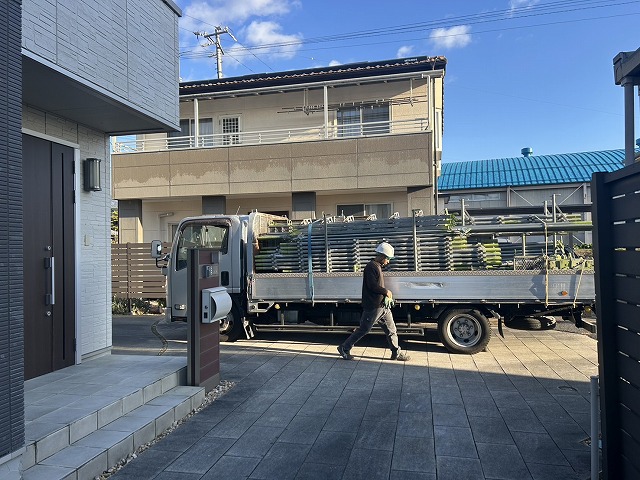 住宅のスレート屋根に対して行う塗装工事の足場搬入状況