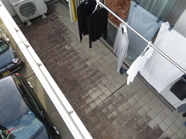 ベランダ防水メンテナンスを行う住宅の現場調査時の状況