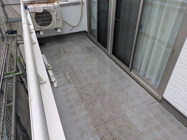 ベランダ防水工事で高圧洗浄を行った状況