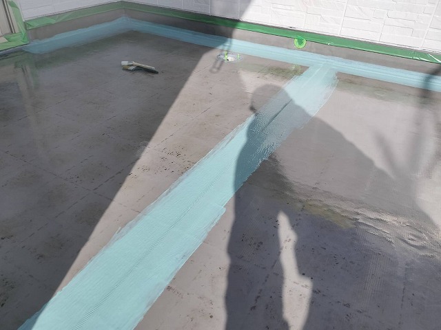ウレタン塗膜防水工事のメッシュテープ部分へのハケ塗り