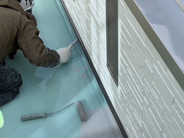 ベランダウレタン塗膜防水工事の立ち上がりへのトップコート塗り