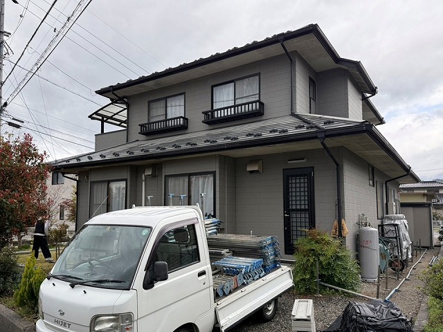 金属屋根塗装工事のための足場組み立て状況