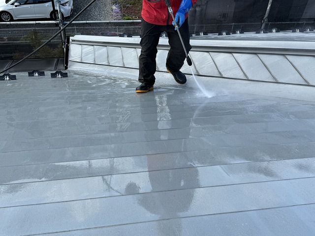 金属屋根への高圧洗浄でこびりついた汚れや古い塗膜などを除去