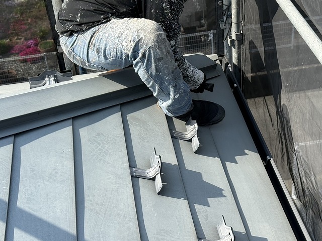 金属屋根塗装工事の棟板金への釘打ち込み状況