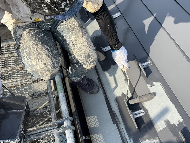 金属屋根塗装工事の「シャネツトップワンSi-JY」による1回目塗布状況