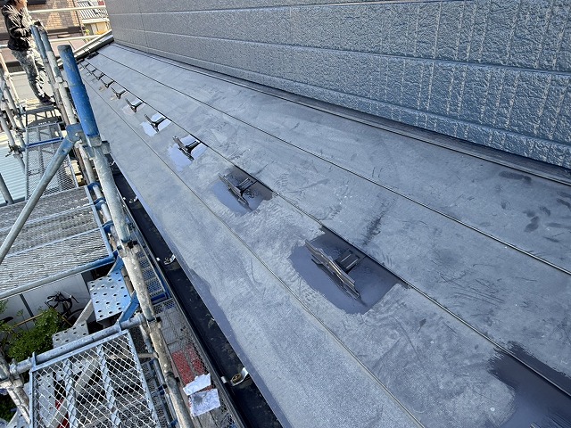 金属屋根塗装工事の下屋根雪止め金具へのダメ込み