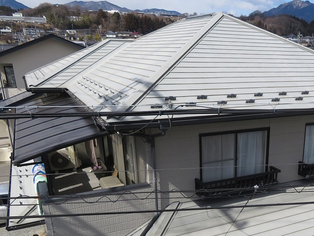 塗装工事を行う色あせが進んだ金属屋根