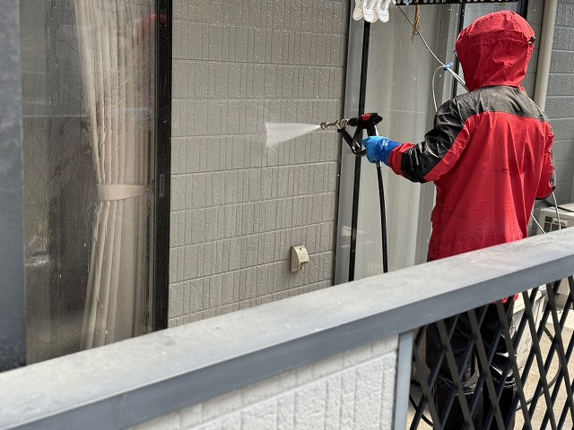 外壁塗装工事の劣化した窯業系サイディングへの高圧洗浄