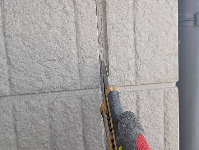 コーキング打ち替え工事の劣化した既存コーキングをカット