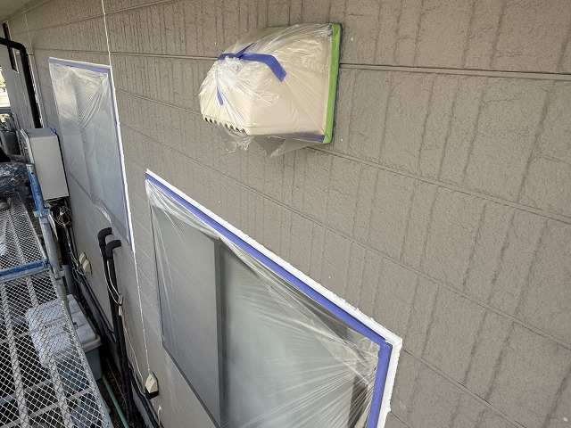 住宅外壁塗装工事の換気フードへの養生