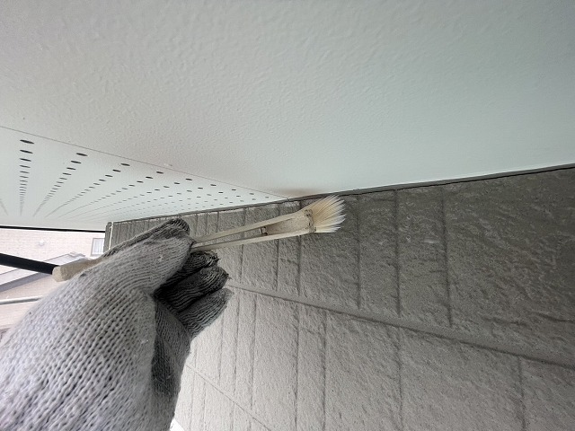 サイディング外壁塗装工事の軒天際への下塗り施工