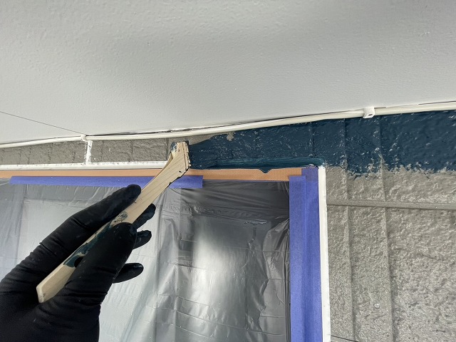 サイディング外壁塗装工事のハケを使った軒天際への中塗り