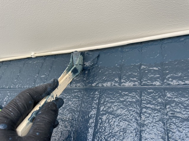 サイディング外壁塗装工事の軒天際へのハケを用いた上塗り