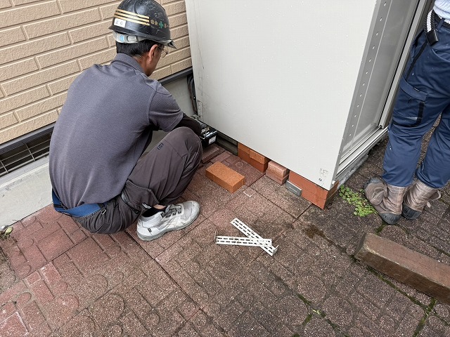 金属屋根塗装工事で足場設置の障害となる倉庫の取り外し