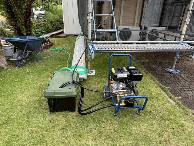 金属屋根塗装工事の高圧洗浄で使用するコンプレッサーや収納ボックスなど