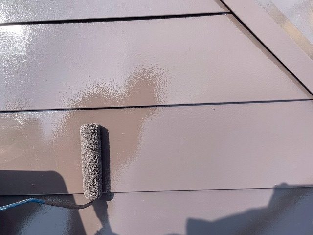金属屋根塗装工事の「スーパーシャネツサーモF」を用いた上塗り工程