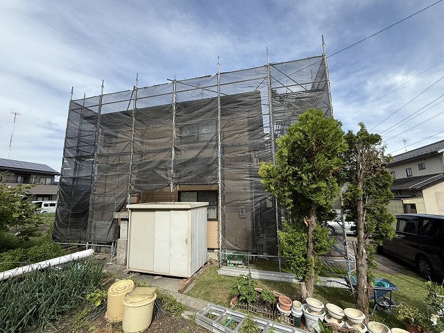 サイディング外壁塗装工事で足場へのメッシュシート取り付けが完了した状況