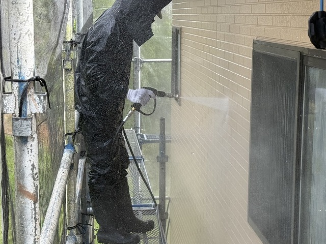 外壁塗装工事でサイディングの劣化した塗膜を高圧洗浄で洗い落している様子