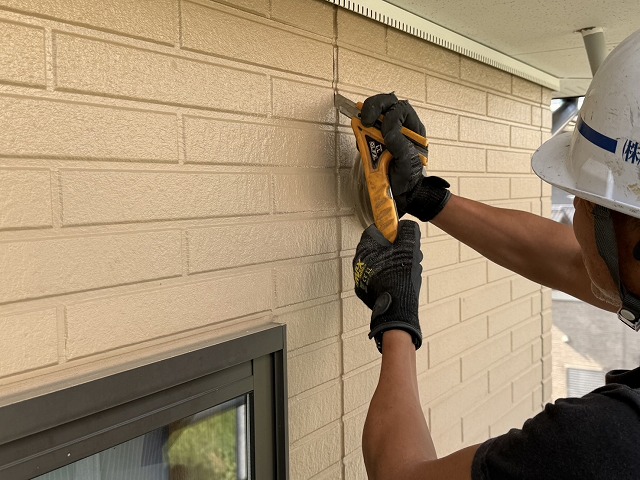 サイディング目地コーキング打ち替え工程の既存コーキングの切り込み