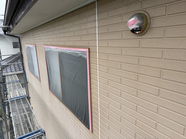 外壁塗装工事塗装工程前の窓や換気ガラリへの養生
