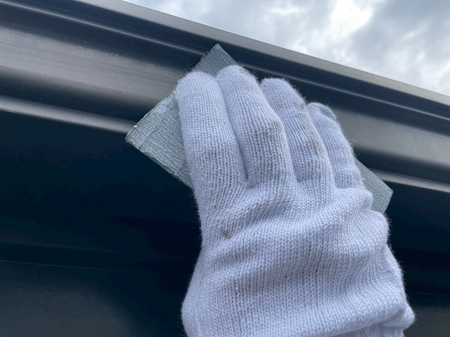 住宅外壁塗装工事の雨樋へのケレン処理